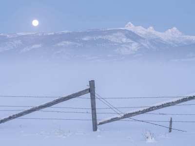IDw21-31-Full-Moon-with-Fence-and-Tetons