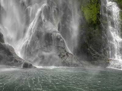 NZsu111-Milford-Sound-Waterfall-IMG_1427-wk